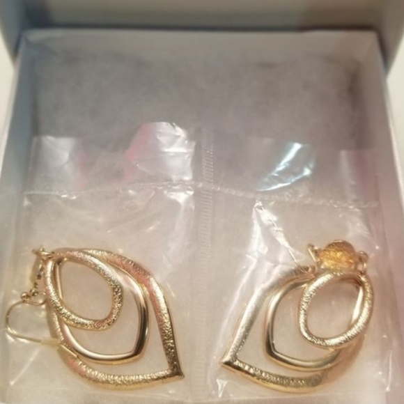 Jewelry - New Goldtone Earrings 